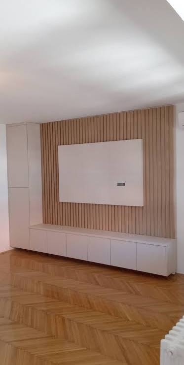 Dnevni prostor s drvenim detaljima