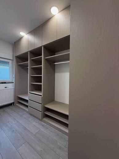 Unutrašnjost garderobnog ormara